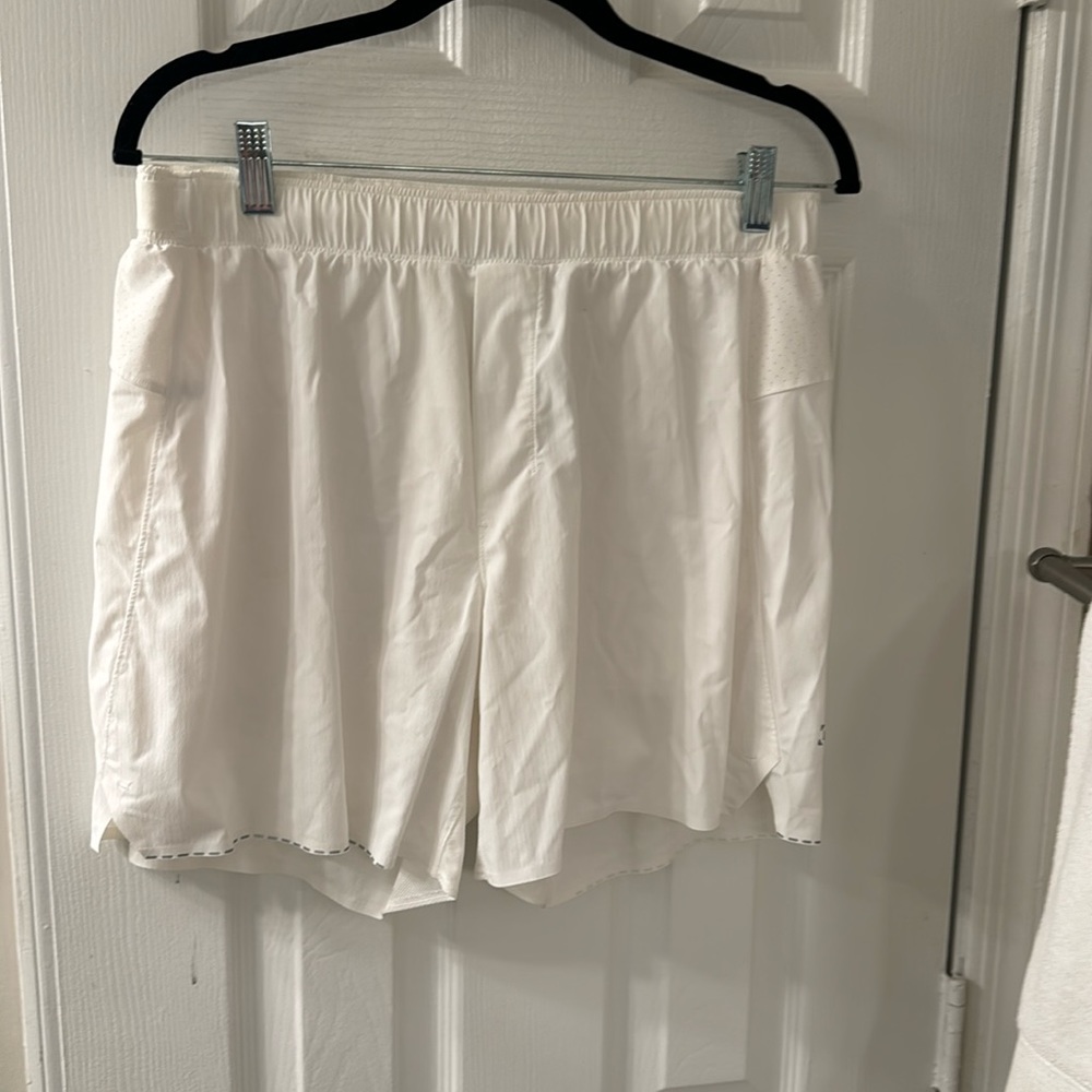 Lululemon Men’s white lined 6 inch shorts
